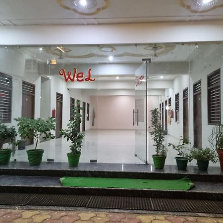 Hotel Vrindavan Prosperity 外观 照片