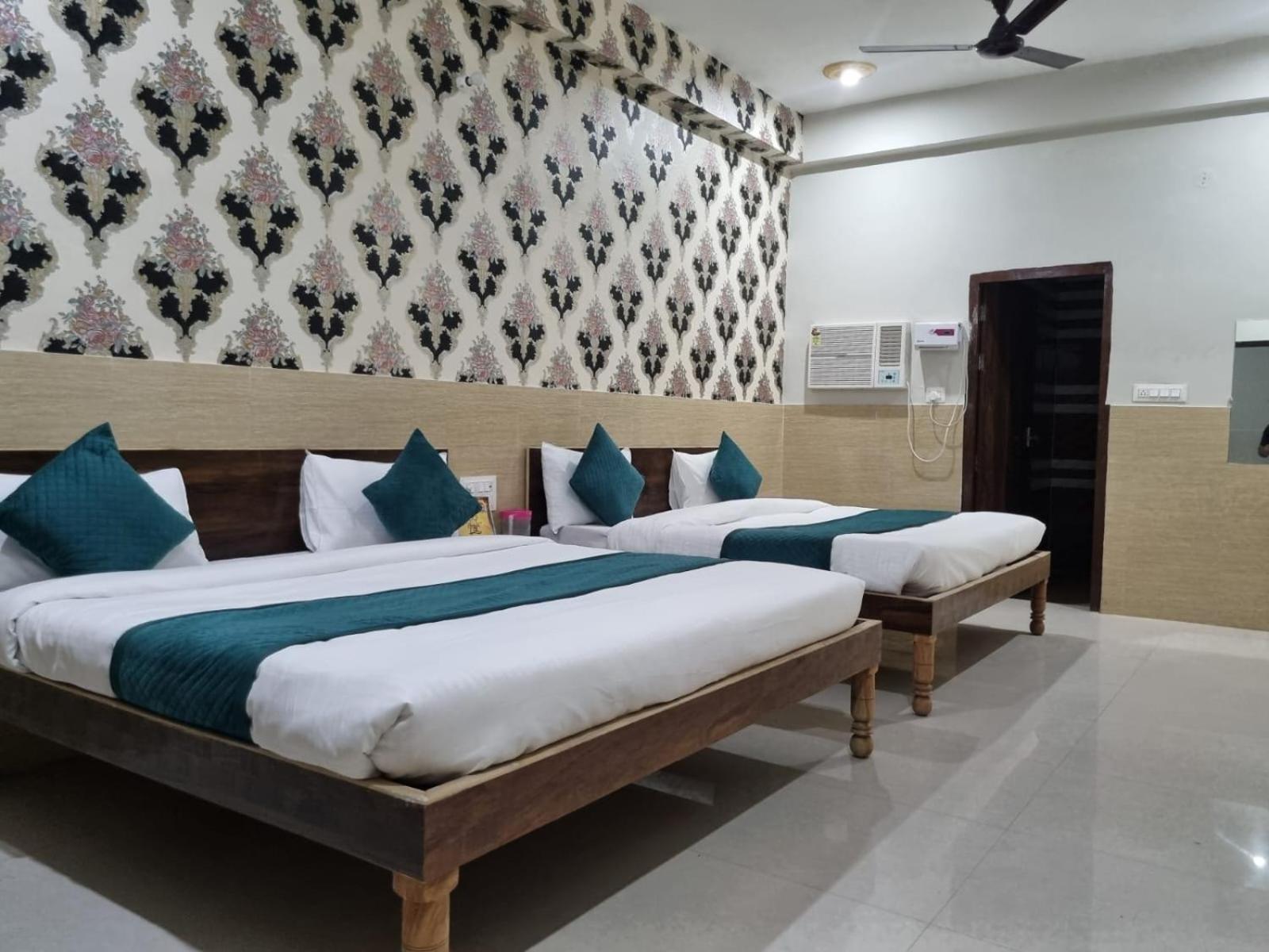 Hotel Vrindavan Prosperity 外观 照片