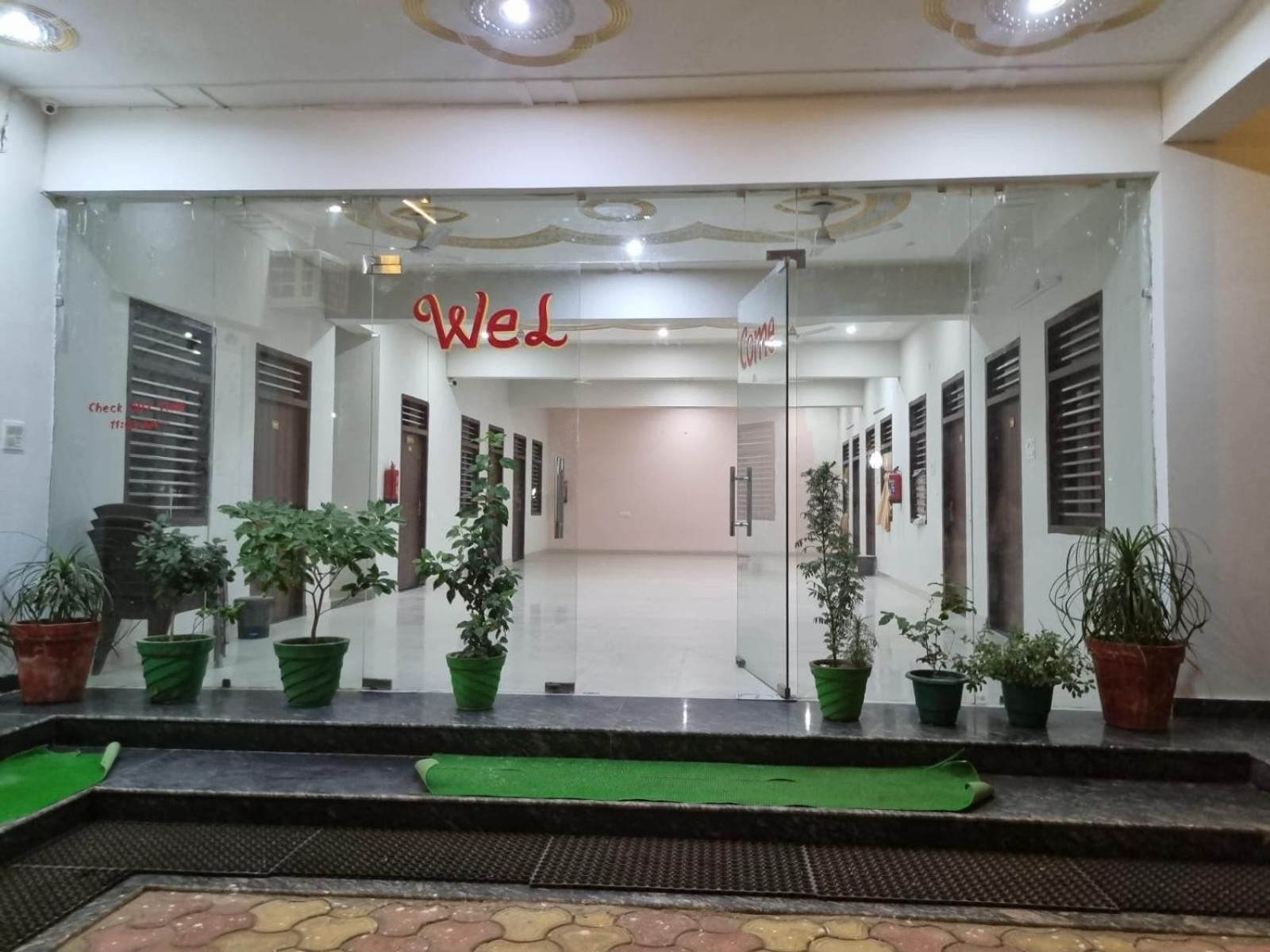 Hotel Vrindavan Prosperity 外观 照片
