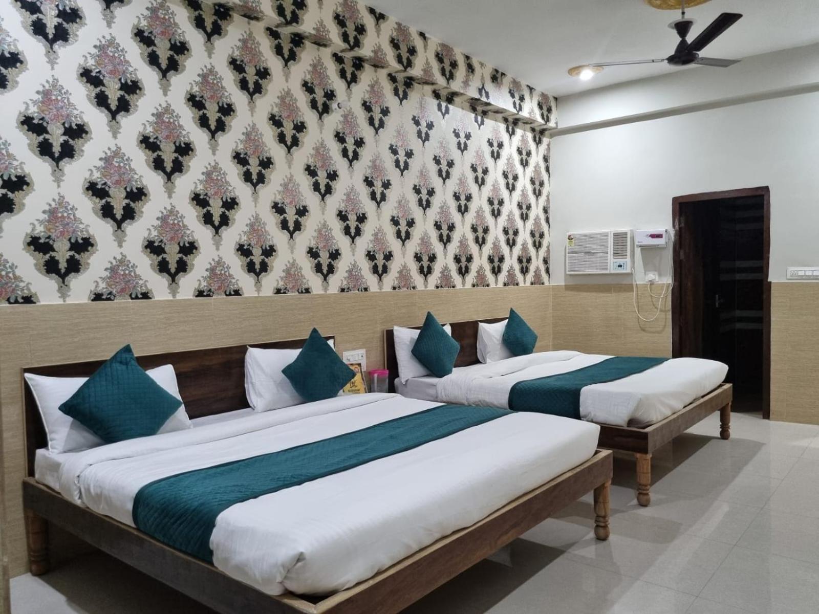 Hotel Vrindavan Prosperity 外观 照片