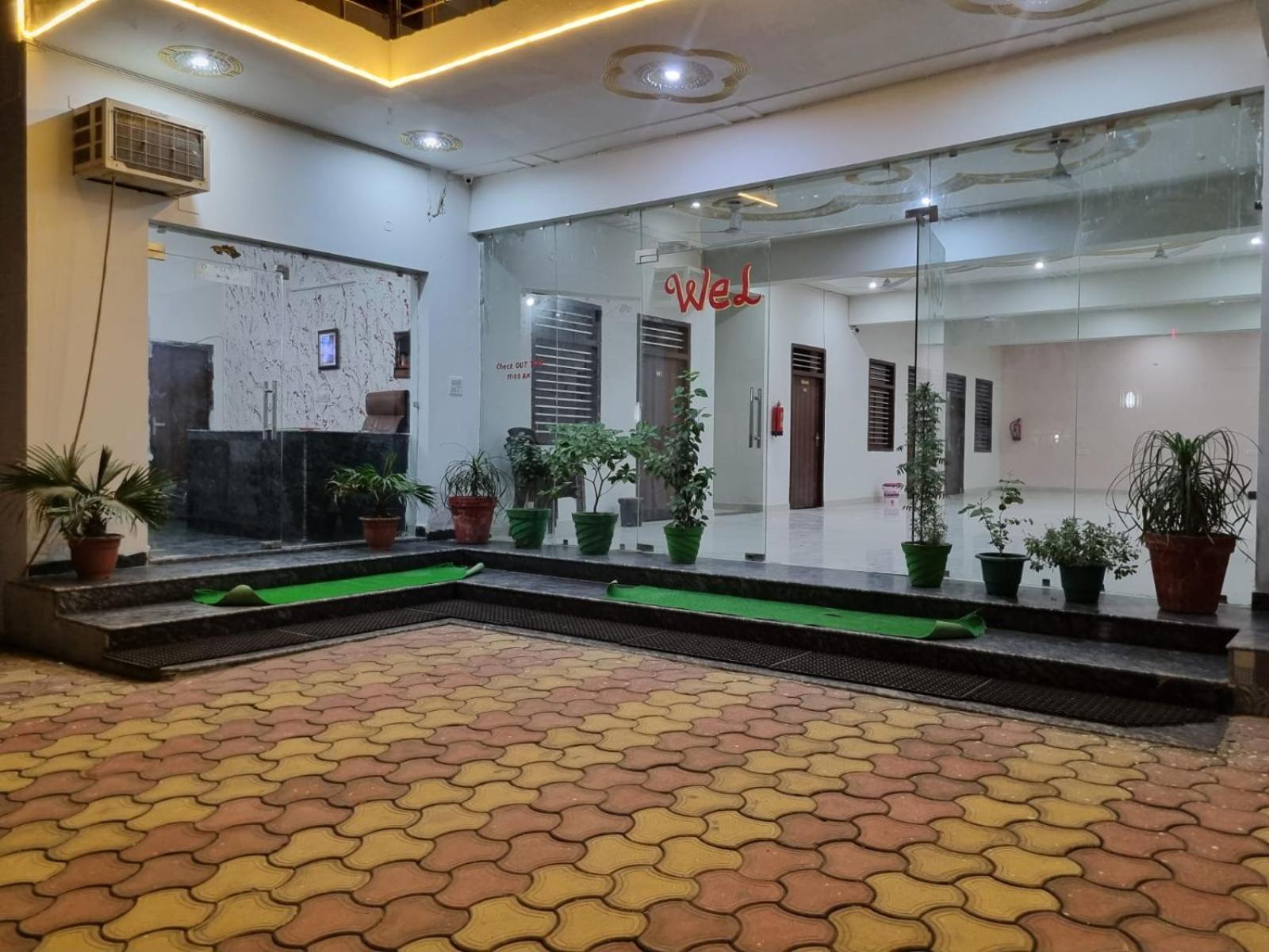 Hotel Vrindavan Prosperity 外观 照片